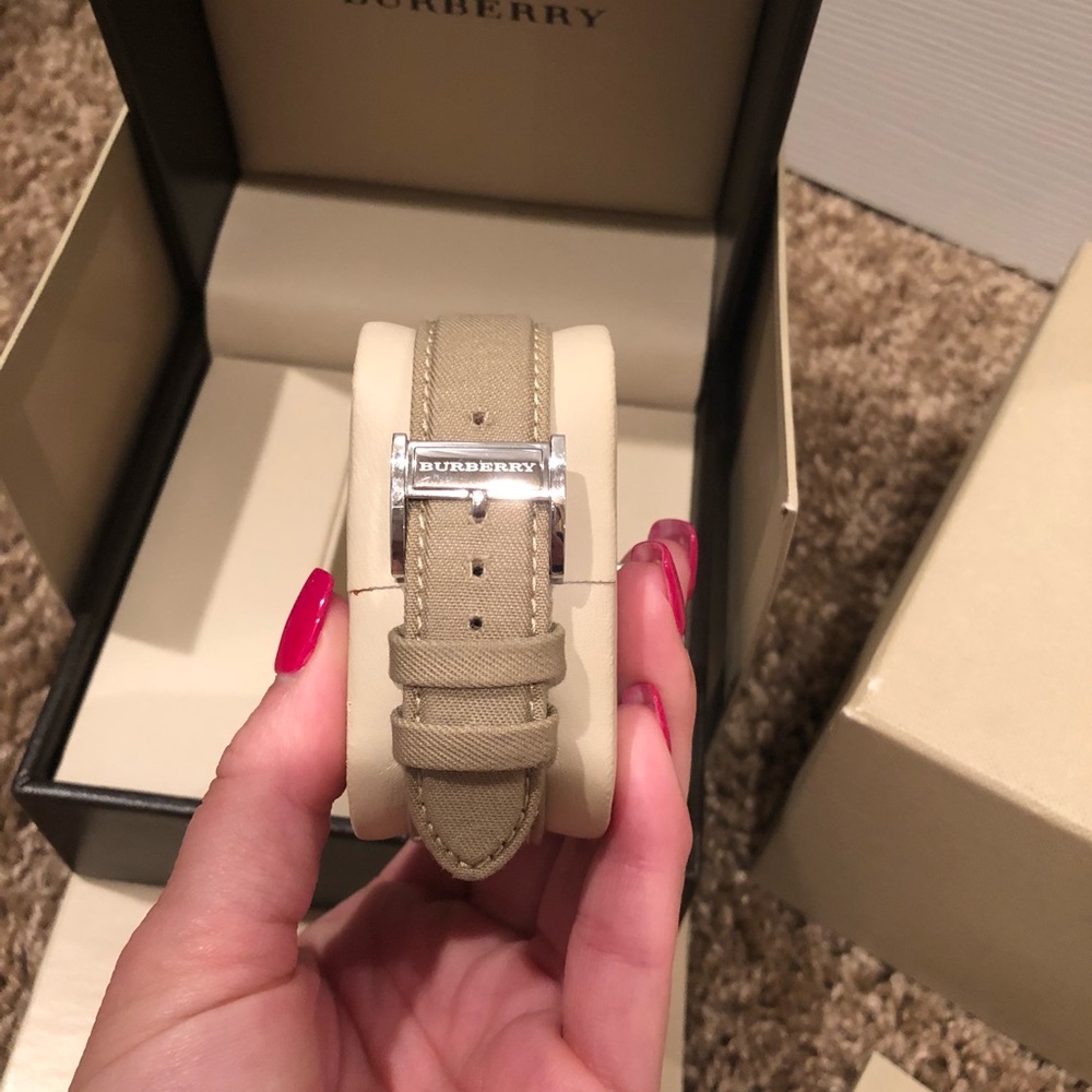Burberry Watch brand new in box never worn - Picture 4 of 4